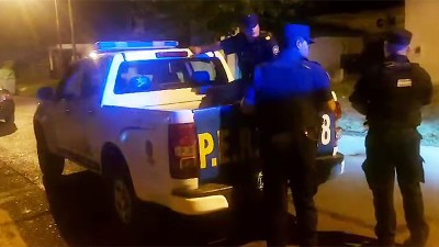 Mujer se trenzó a golpes con ladrón en Paraná: logró reducirlo y fue detenido