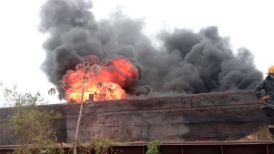 Barcaza cargada de combustible se incendió frente astillero