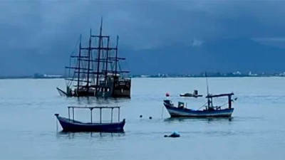 Barco pirata se hundió en playas de Bombinhas y contaminó mar con combustible