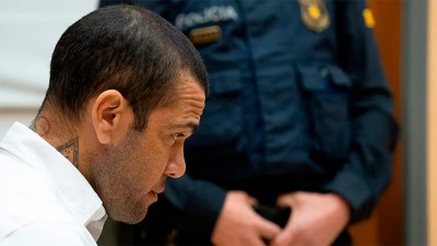 Condenan al futbolista Dani Alves a 4 años y 6 meses de cárcel por violación