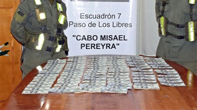 Incautaron 13.700 dólares que un hombre llevaba escondidos en una camioneta