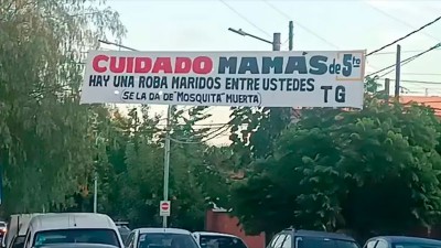 Pasacalle frente a una escuela advierte a las mamás sobre la roba maridos