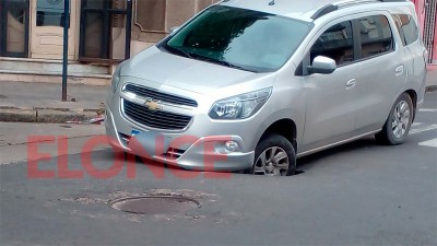 Conductora iba distraída con el celular y cayó en un socavón en Paraná