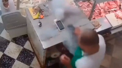 Carnicero estaba a punto de cobrarle a un cliente y explotó el posnet: video