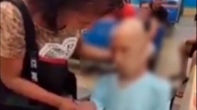 Una mujer llevó en silla de ruedas un cadáver a un banco para sacar un préstamo