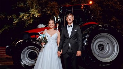 Una pareja de entrerrianos llegó a la iglesia a dar el  sí en un tractor