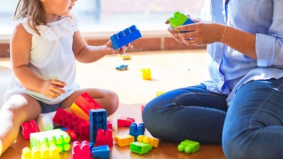 Sector doméstico: cuánto cobran las niñeras y cuidadores de adultos