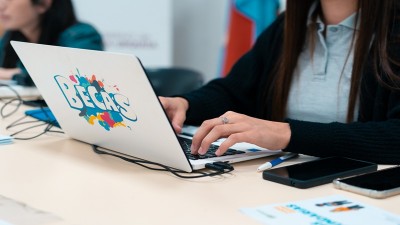 Inicia el pago de becas provinciales a estudiantes secundarios y superiores