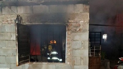 La batería del celular hizo cortocircuito y se le incendió la casa