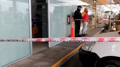 Insólito: con cables y una camioneta, intentaron arrancar un cajero automático