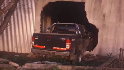 Una camioneta chocó un establecimiento rural y destruyó una pared
