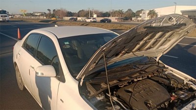 Quiso evadir un control y arrastró a un policía: llevaba frascos con marihuana