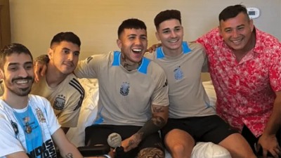 Video: divertido momento de Julián Álvarez, Enzo Fernández y Exequiel Palacios con un hincha