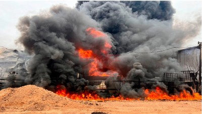 Incendio de grandes dimensiones afecta a una fábrica de Gualeguaychú