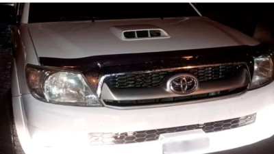 Un hombre arrojó a su mujer de una camioneta, la pasó por encima y se entregó