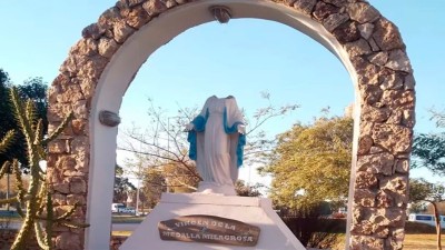 Decapitaron una imagen de la Virgen de la Medalla Milagrosa