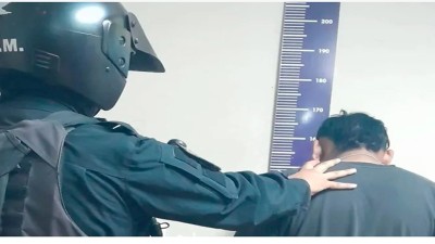 Irrumpió en las habitaciones de un motel hasta encontrar a su novia con el amante