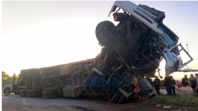 Dos camiones chocaron y uno quedó mirando al cielo