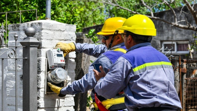 Enersa da un paso histórico con la instalación de medidores inteligentes en Aldea Brasilera