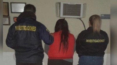 Una mujer olvidó su billetera en un cajero y otra usó sus tarjetas para comprar
