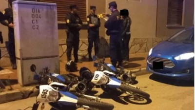 Una joven alcoholizada chocó con su auto a dos motos policiales