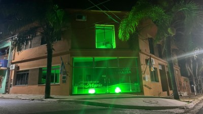  La Municipalidad de Valle María se iluminó de verde en adhesión al Día Mundial de la Artritis y Enfermedades Reumáticas