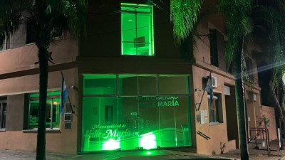 Iluminación del edificio municipal por el Día del Paciente con Artritis Reumatoidea