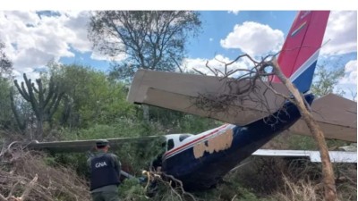 Cayó una avioneta con 130 kilos de cocaína: buscan dos camionetas que huyeron