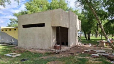 Avanzan los trabajos de ampliación y remodelación de sanitarios en el balneario camping municipal