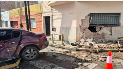 Chocó una casa en una esquina y se fue al hospital antes de que llegue la Policía