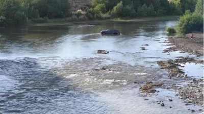 Mecánico probó la camioneta de un cliente, quiso cruzar el río y quedó varado: estaba borracho
