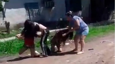 Video de pelea tras robo de una gallina: madre e hija apuñaladas están fuera de peligro