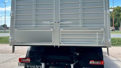 Excompañeros de trabajo atacaron sexualmente a un camionero