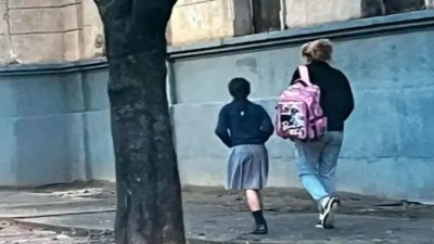 Insólito: la fotografiaron cuando llevaba a su hija a la escuela en pleno feriado