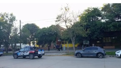 Conmoción en una escuela: un alumno disparó, mató a un compañero e hirió a otros estudiantes