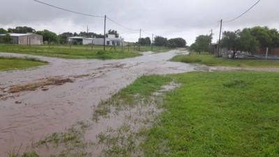Los vecinos de General Alvear advierten que quedaron aislados por las lluvias y reclaman respuestas urgentes