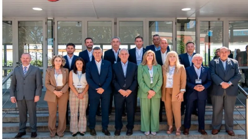 Intendentes de todo el país marchan al Ministerio de Economía para reclamar fondos y obras