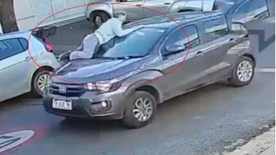 Su subió al capot de su auto para evitar que se lo roben y la arrastraron varios metros