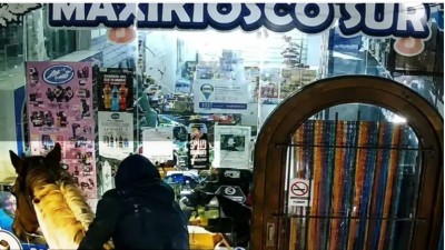 Video: montados a caballo robaron en un kiosco y huyeron