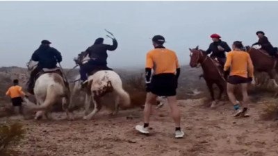 Escándalo en una carrera de montaña en Río Negro: jinetes atacaron a corredores con piedras y fustas