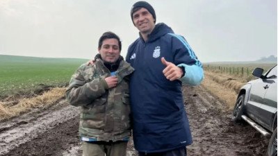 El Dibu Martínez quedó atrapado en el barro y un fanático fue su salvador