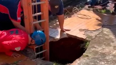Tendía ropa en el patio de su casa y se abrió un pozo: cayó a más de 10 metros de profundidad