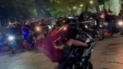 Un motociclista se grababa haciendo maniobras peligrosas y quedó inhabilitado hasta 2099