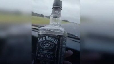 Se filmó tomando whisky mientras manejaba, lo identificaron y pidieron que le quiten la licencia