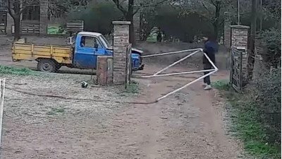 Insólito robo: entró al patio de una casa y se llevó dos arcos de fútbol en un camioneta