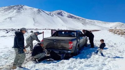 Una familia quedó atrapada en la nieve y la madre caminó 15 kilómetros para pedir ayuda