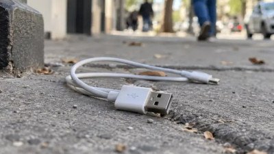 Cables USB encontrados en la calle: alertan por una estafa que puede robar datos