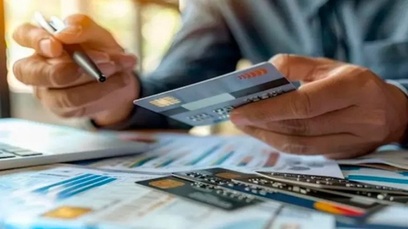 Las familias redujeron su mora bancaria, pero los atrasos en fintechs alcanzaron un récord
