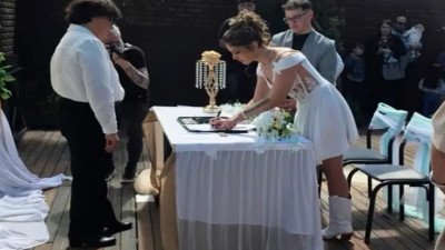 Le clausuraron el salón el día de la boda y tuvieron que casarse en la vereda