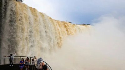 Cataratas del Iguazú: vuelven a cerrar circuitos turísticos por la fuerte crecida del río